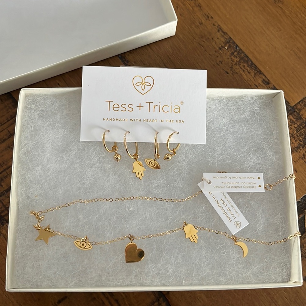 Gold necklace and earrings set